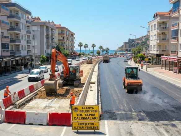 Alanya şehir merkezi ve Mahmutlar’da devam eden yol çalışmaları