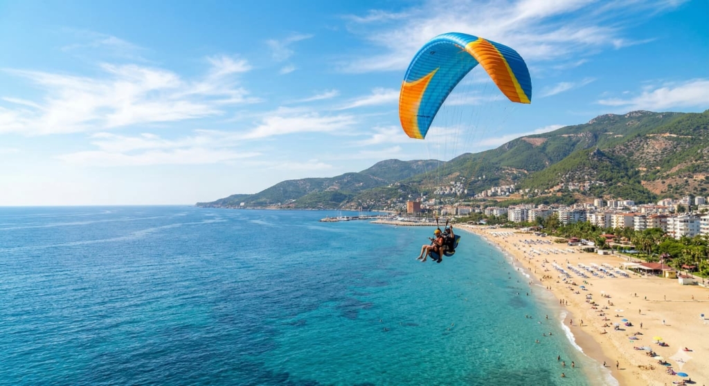 Alanya’daki Kleopatra Plajı üzerinde yamaç paraşütü
