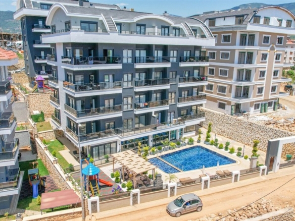 Вид с воздуха на комплекс United Suites Oba с бассейном и садом
