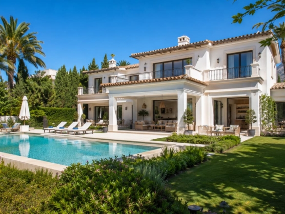 Zweigeschossige Luxus-Einfamilienvilla mit privatem Pool als Kapitalanlage in Konakli, Alanya