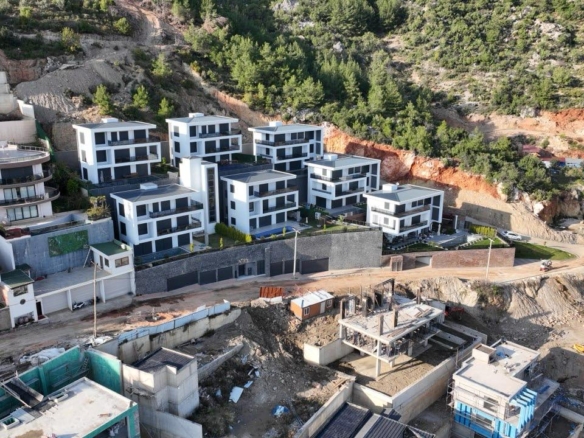 Аэросъемка с дрона элитного жилого комплекса «Whate Villa» в районе Тепе (Алания), в котором представлены современные виллы на продажу с панорамными видами.