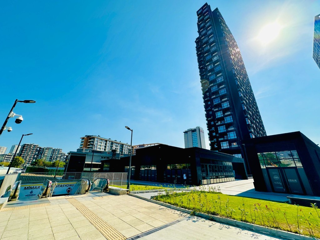 PREMIER URBAN DEVELOPMENT. MODERN STAGGERED RESIDENTIAL TOWER ABOVE GROUND-FLOOR COMMERCIAL SPACES FOR LEASE.