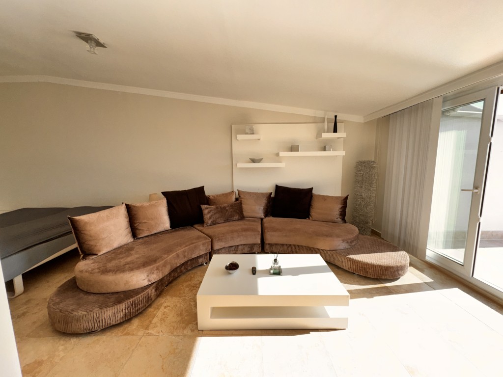 Upper-floor lounge area in the furnished Hellios Residence apartment in Cikcilli, Alanya