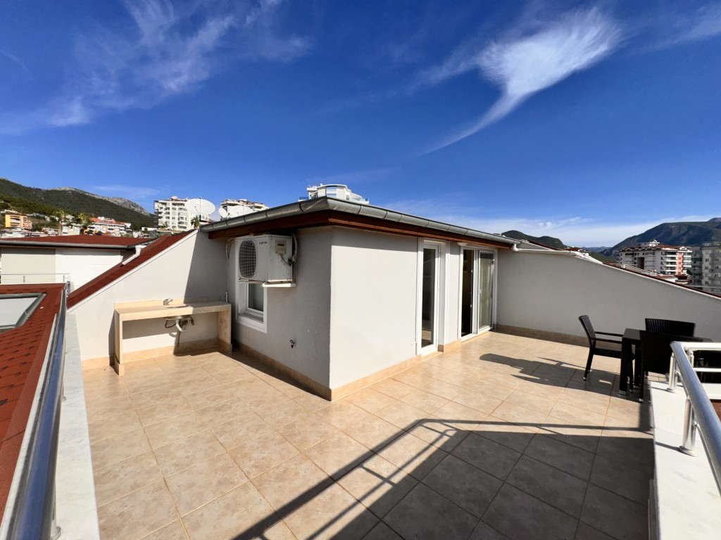 Upper roof terrace with outdoor dining area in Hellios Residence, Cikcilli, Alanya