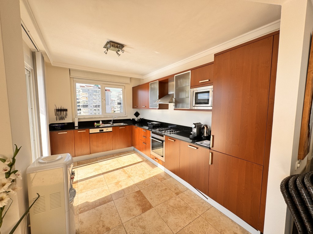 Fully equipped fitted kitchen in Hellios Residence, Cikcilli, Alanya