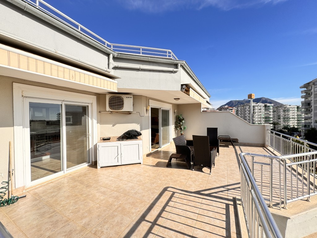 Spacious terrace with mountain and city views in Hellios Residence, Cikcilli, Alanya