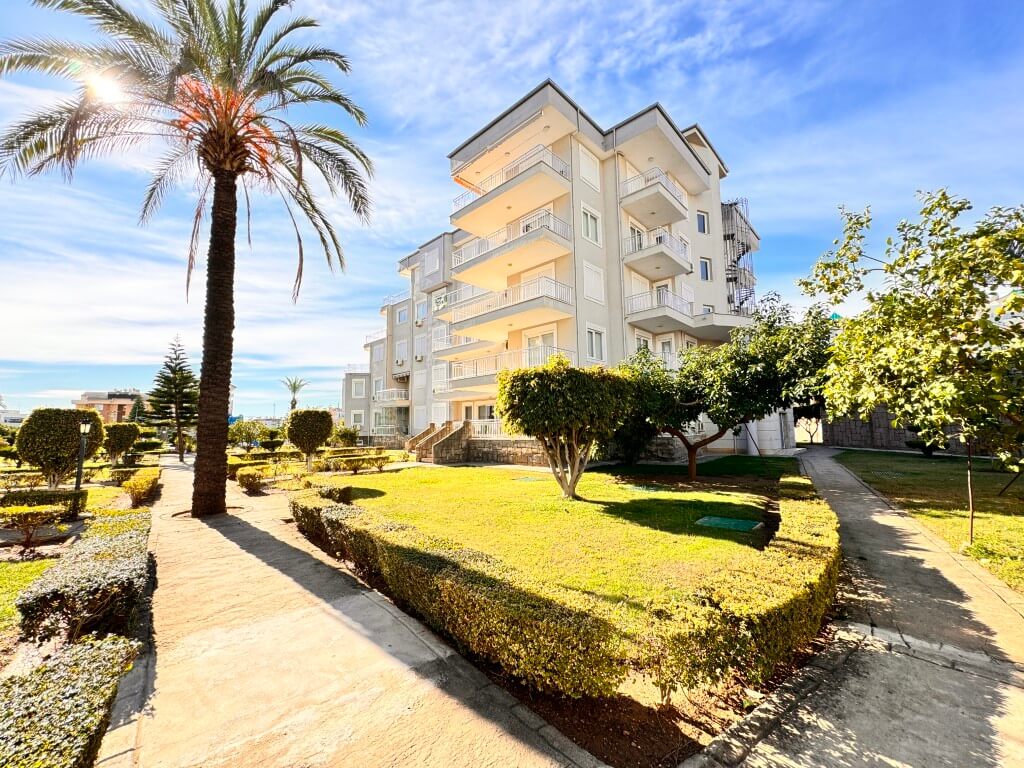 Residential building and landscaped garden at Hellios Residence, Cikcilli, Alanya
