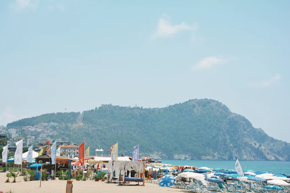 Alanya’da bir plaj · sahil bölgesinin daha geniş çevresi